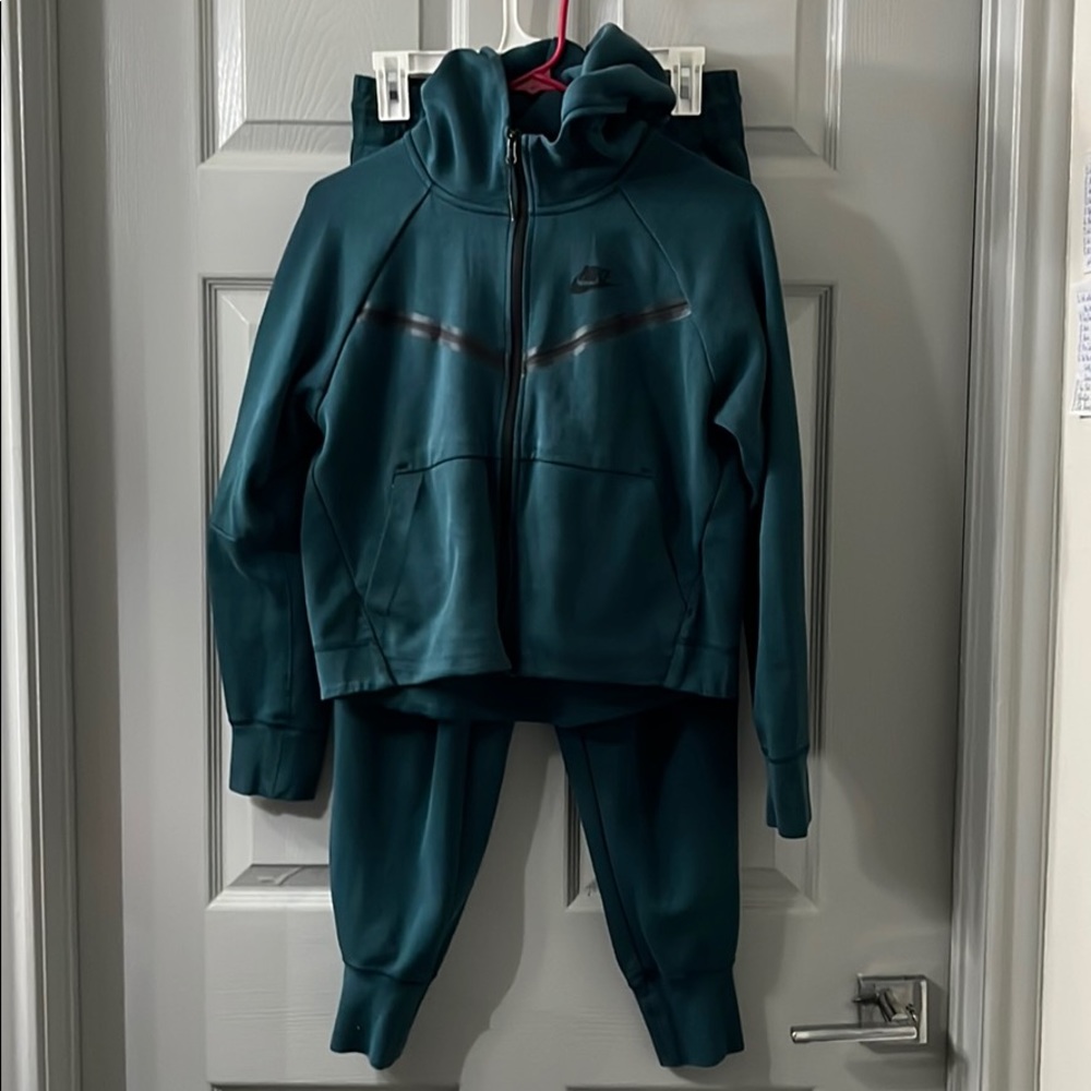 Nike Tech Jogging Suit